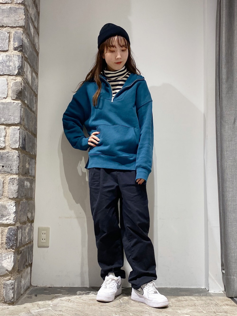 グリーン系のスウェット、ブルー系のTシャツ/カットソー、ブラック系のその他パンツを着用したレディースの秋コーディネートの2枚目の写真