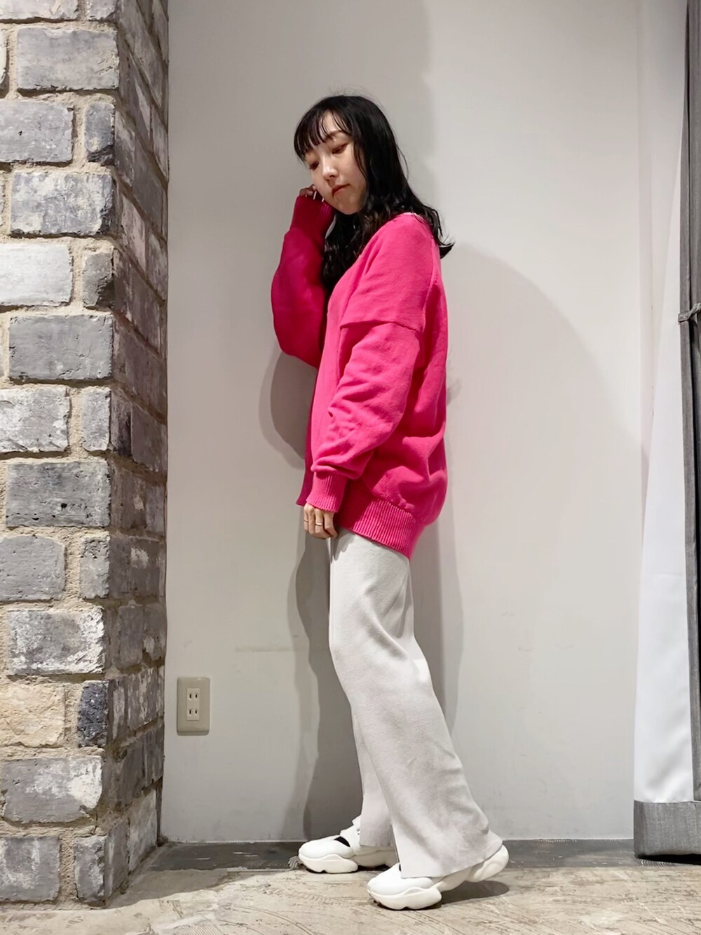 ピンク系のニット/セーター、グレー系のその他パンツを着用したレディースの冬コーディネートの2枚目の写真