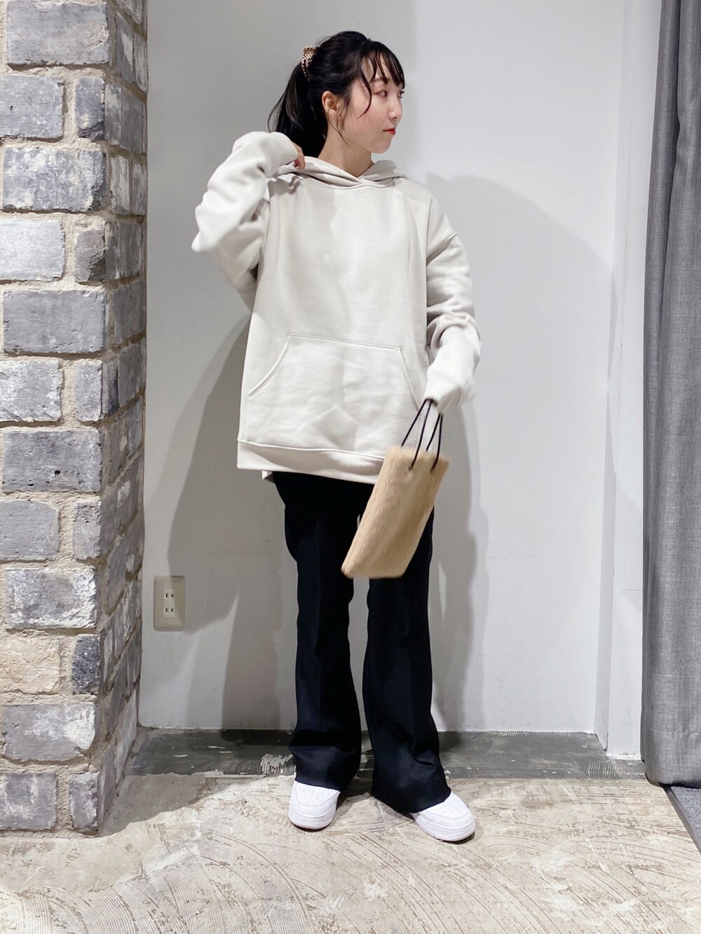 ブラック系のその他パンツ、グレー系のスウェット、ベージュ系のハンドバッグを着用したレディースの冬コーディネートの2枚目の写真