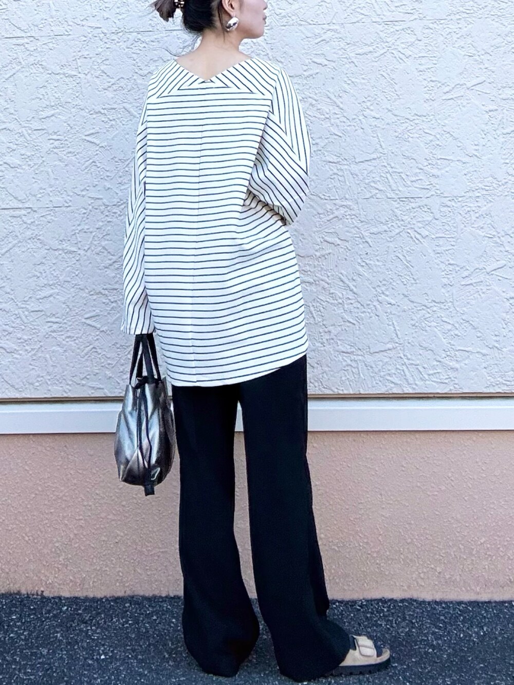 ホワイト系のTシャツ/カットソーを着用したレディースの秋コーディネートの3枚目の写真