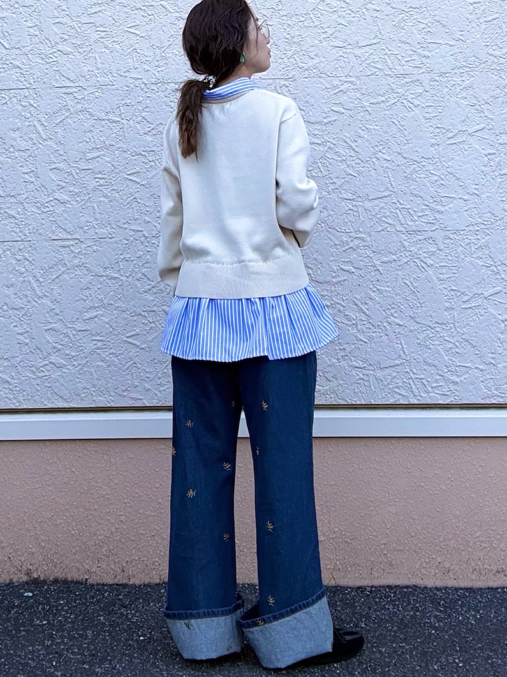 ホワイト系のニット/セーターを着用したレディースの春コーディネートの4枚目の写真