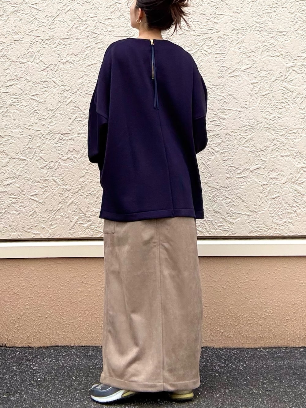 ブルー系のスウェット、ブラウン系のスカートを着用したレディースの冬コーディネートの4枚目の写真