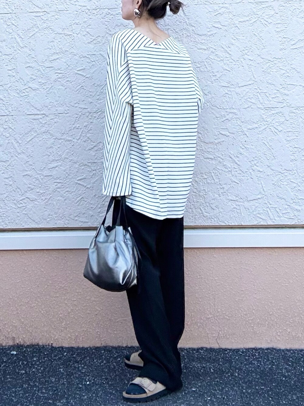 ホワイト系のTシャツ/カットソーを着用したレディースの秋コーディネートの2枚目の写真