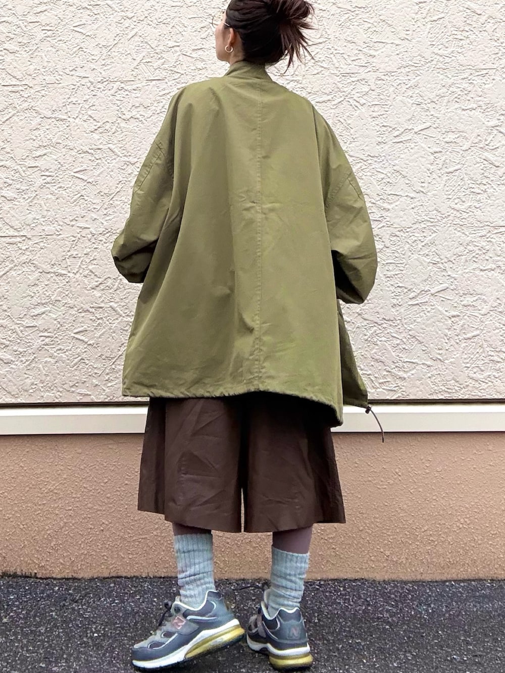 ピンク系のTシャツ/カットソー、ホワイト系のニット/セーター、グリーン系のモッズコートを着用したレディースの冬コーディネートの4枚目の写真