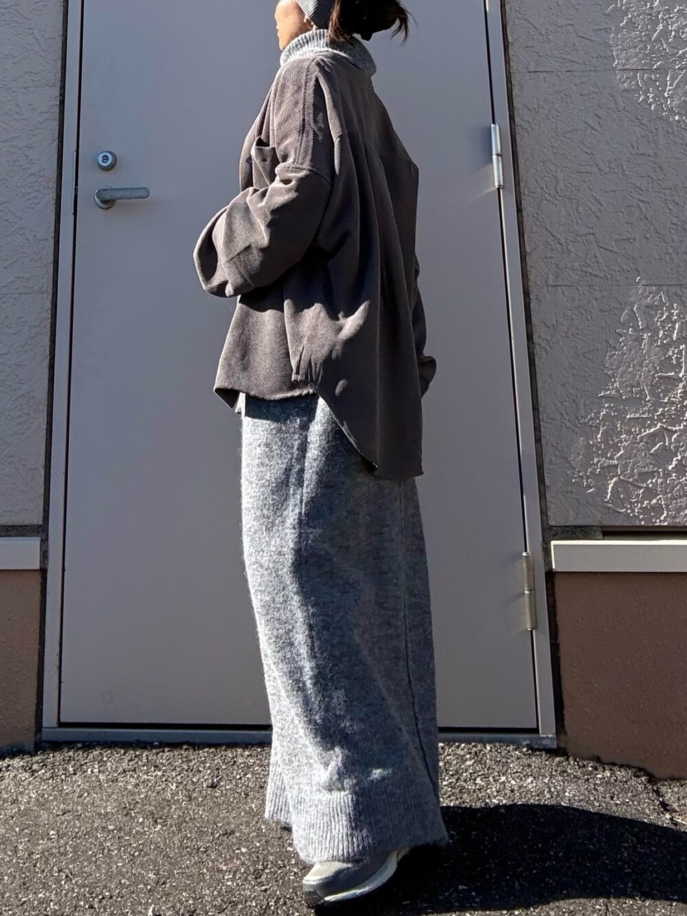 グレー系のワンピース、グレー系のシャツ/ブラウスを着用したレディースの冬コーディネートの2枚目の写真