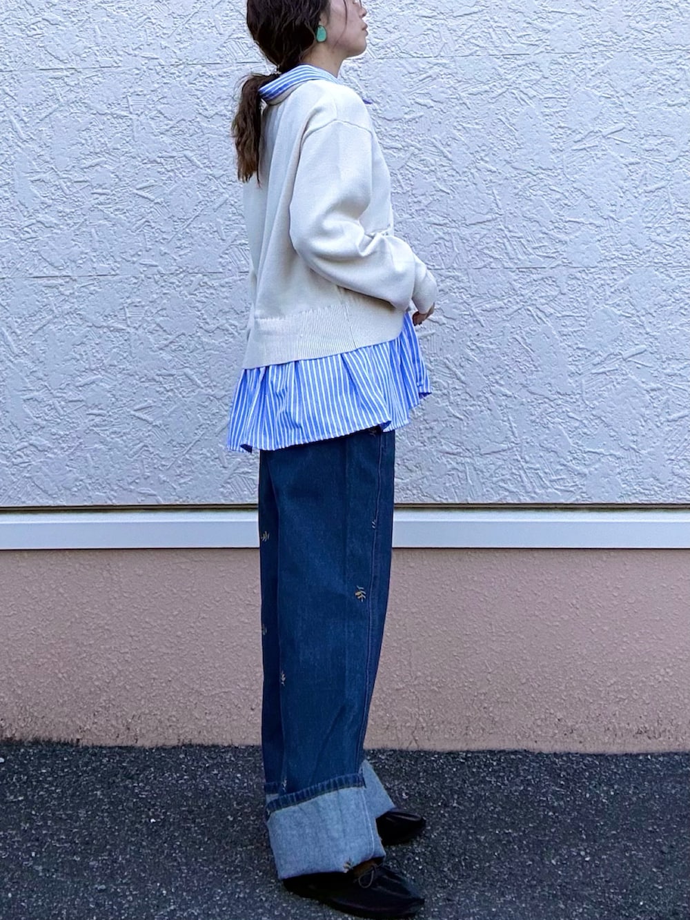 ホワイト系のニット/セーターを着用したレディースの春コーディネートの3枚目の写真