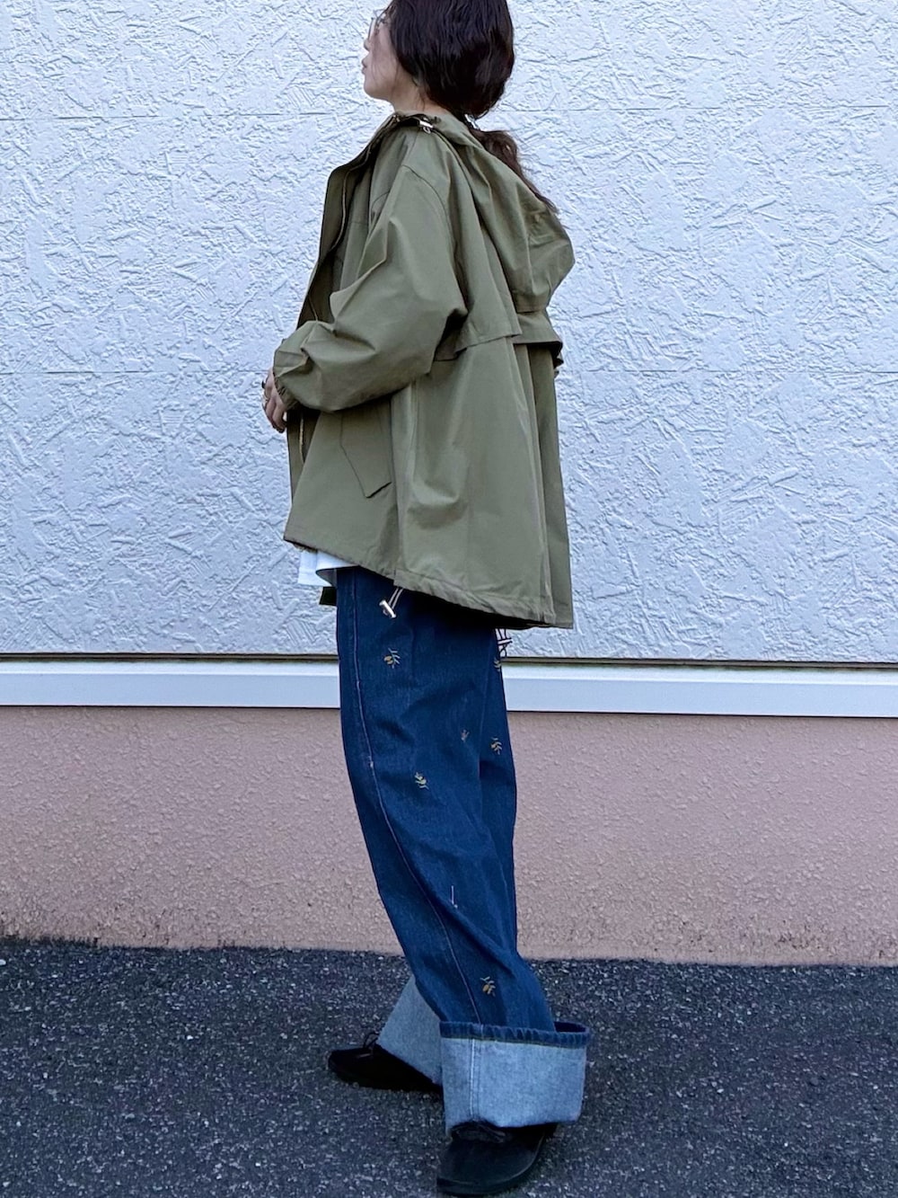 グレー系のニット/セーター、ベージュ系のマウンテンパーカーを着用したレディースの春コーディネートの2枚目の写真