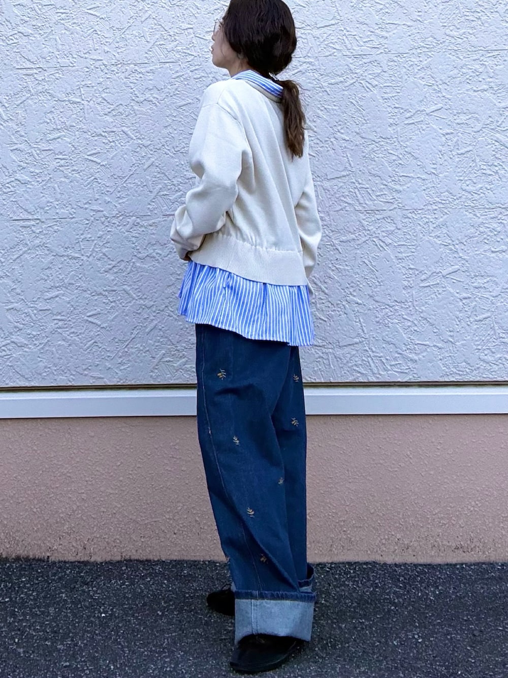 ホワイト系のニット/セーターを着用したレディースの春コーディネートの2枚目の写真