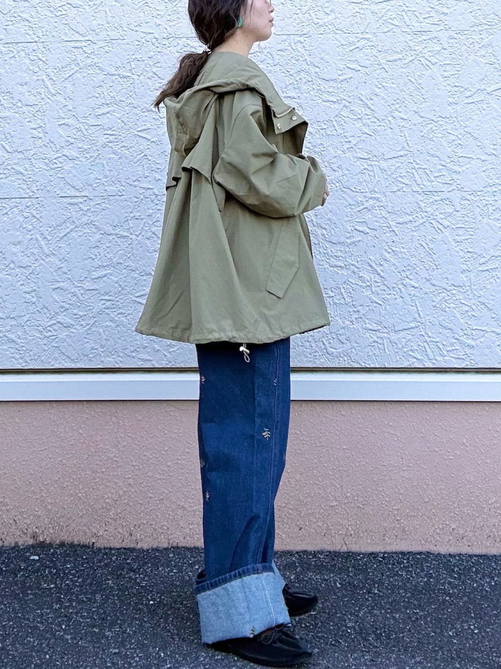 グレー系のニット/セーター、ベージュ系のマウンテンパーカーを着用したレディースの春コーディネートの3枚目の写真