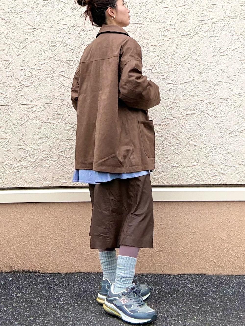 その他のシャツ/ブラウス、ブラウン系のその他アウターを着用したレディースの冬コーディネートの3枚目の写真