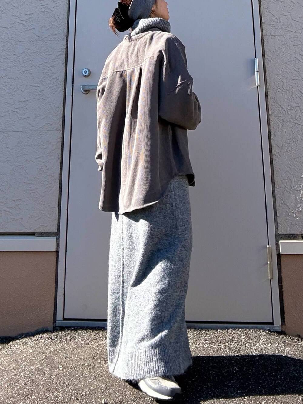 グレー系のワンピース、グレー系のシャツ/ブラウスを着用したレディースの冬コーディネートの3枚目の写真