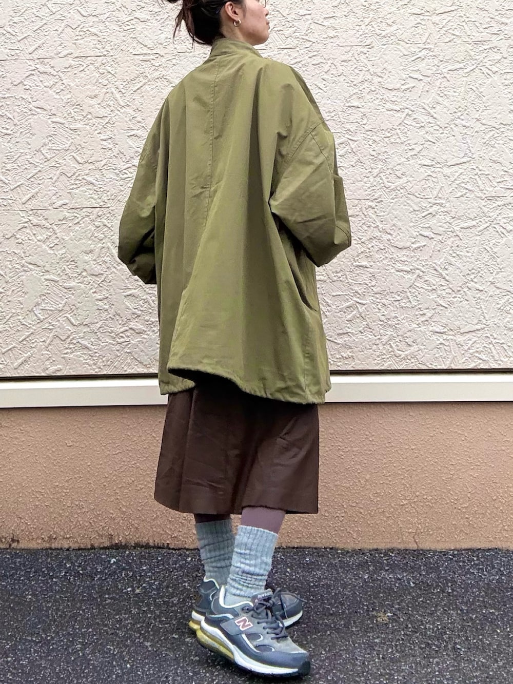 ピンク系のTシャツ/カットソー、ホワイト系のニット/セーター、グリーン系のモッズコートを着用したレディースの冬コーディネートの3枚目の写真