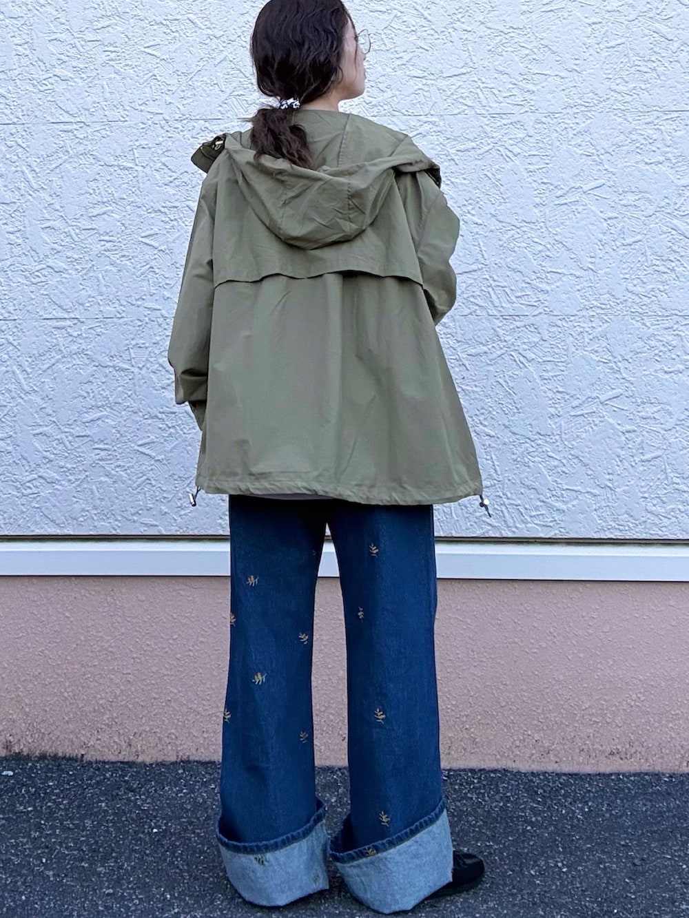 グレー系のニット/セーター、ベージュ系のマウンテンパーカーを着用したレディースの春コーディネートの4枚目の写真