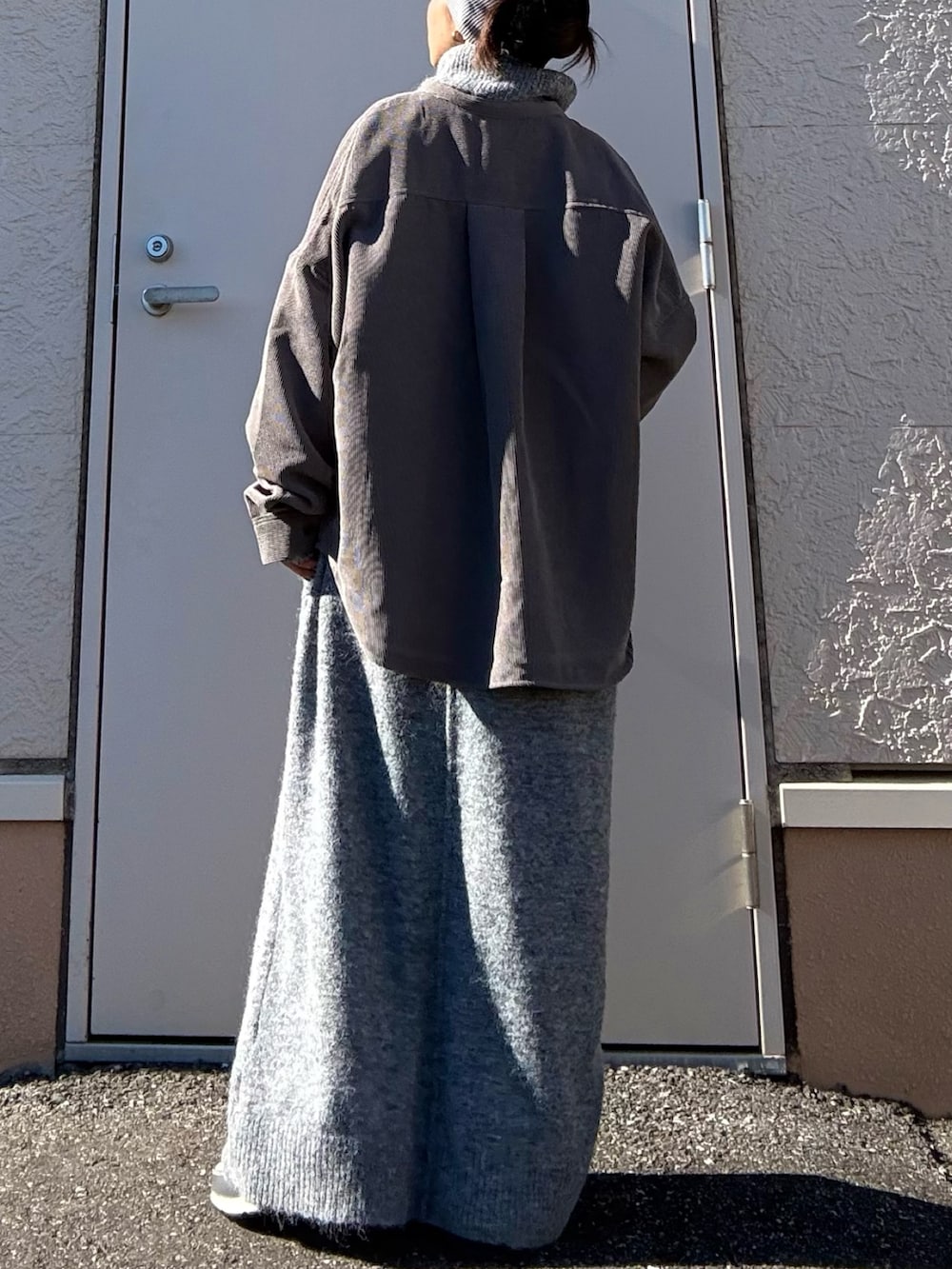 グレー系のワンピース、グレー系のシャツ/ブラウスを着用したレディースの冬コーディネートの4枚目の写真