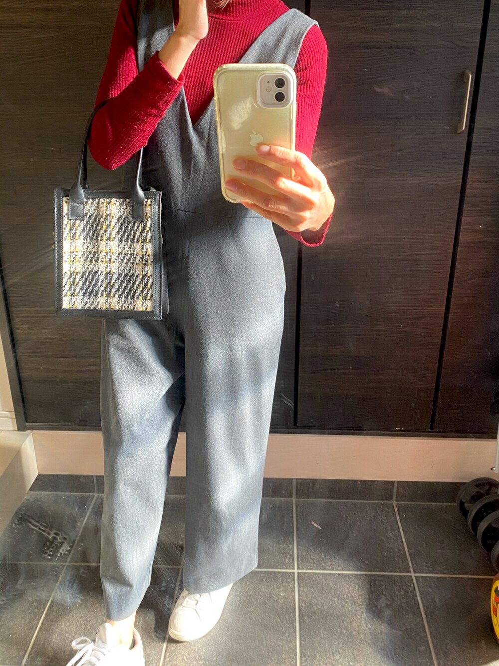 ブラック系のショルダーバッグ、レッド系のニット/セーター、グレー系のサロペット/オーバーオールを着用したレディースの秋コーディネートの2枚目の写真