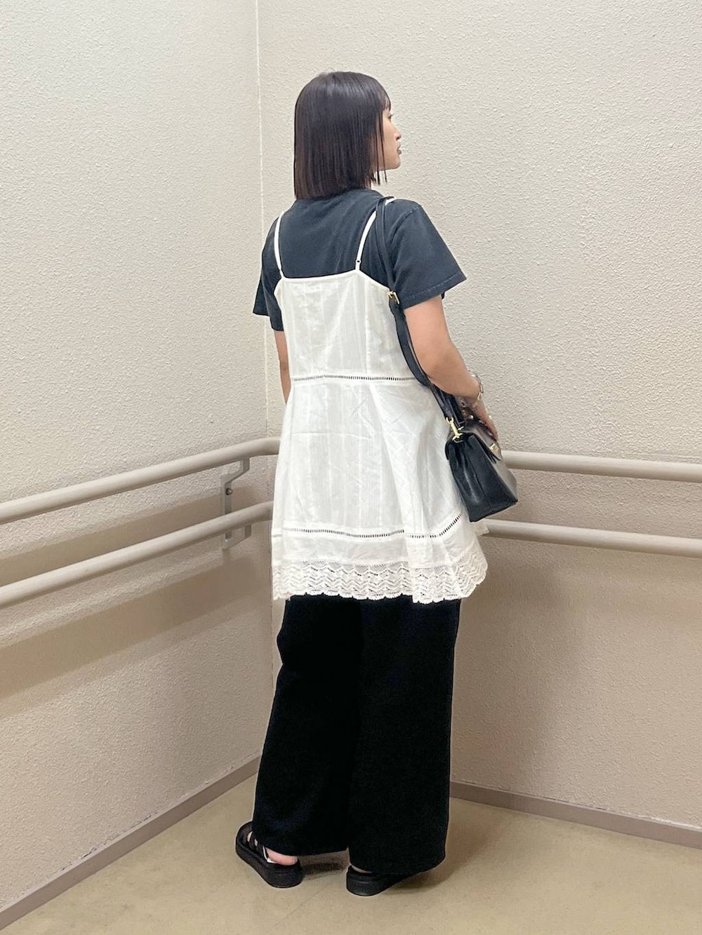 「ローリーズスタイル_LOWRYS FARM、ベーシック/シンプル、着痩せ・細見え、ママコーデ、カジュアル、LOWRYS FARM、Tシャツ、キャミワンピース、レイヤードスタイル、夏コーデ、パンツ、体型カバー、大人女子カジュアル_LOWRYS FARM、大人カジュアル」｜「LOWRYS FARMのカンドウフィットグルカ 283656（サンダル、ブラック系）」を使った、SAKOさん（レディース・160cm）の夏コーディネートの5枚目の写真