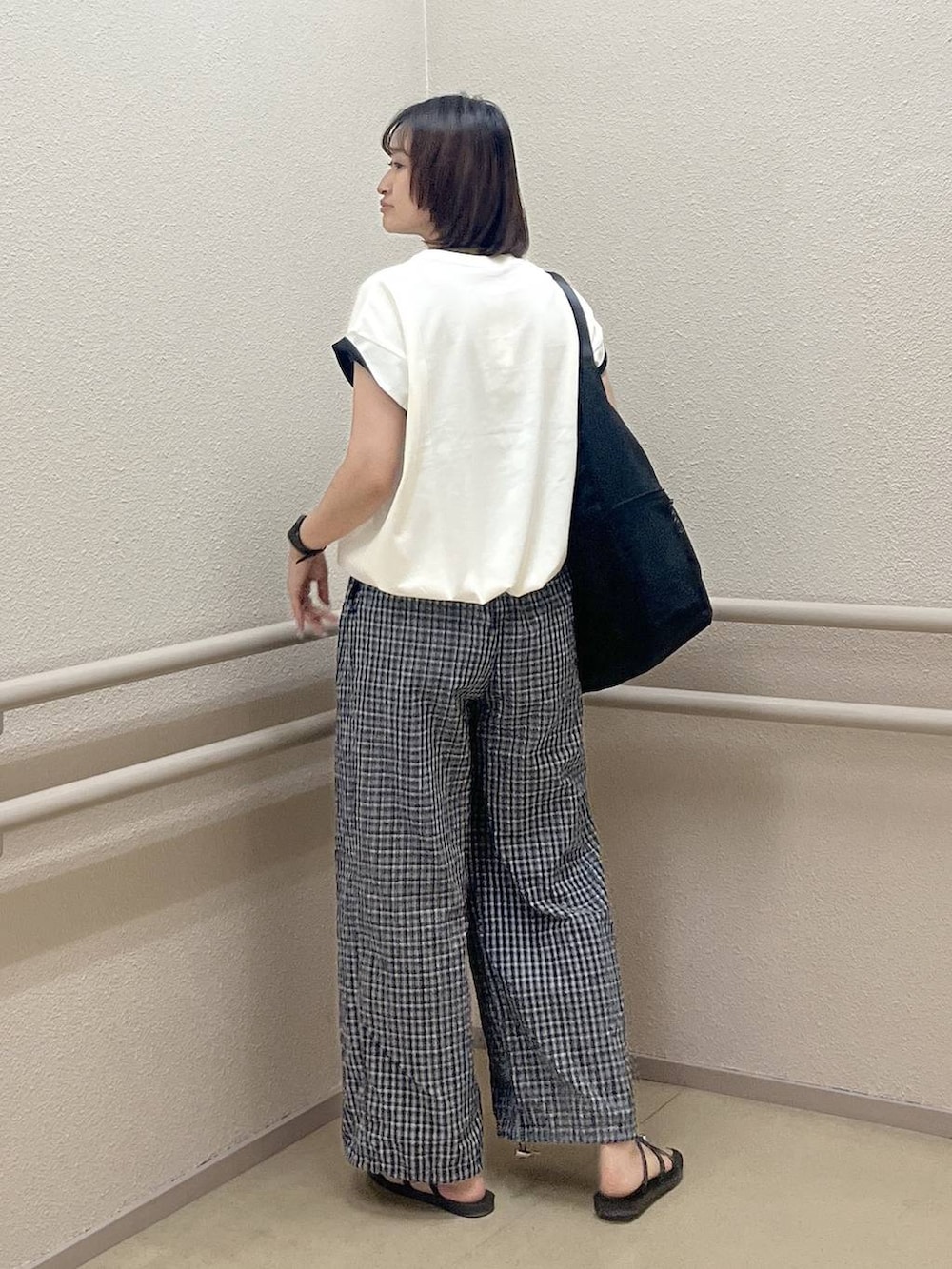 ブラック系のショルダーバッグ、ブラック系のサンダル、ブラック系のその他パンツを着用したレディースの夏コーディネートの4枚目の写真