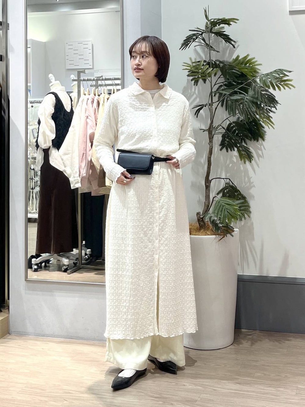 ホワイト系のTシャツ/カットソー、ブラック系のパンプス、イエロー系のその他パンツを着用したレディースの春コーディネートの2枚目の写真