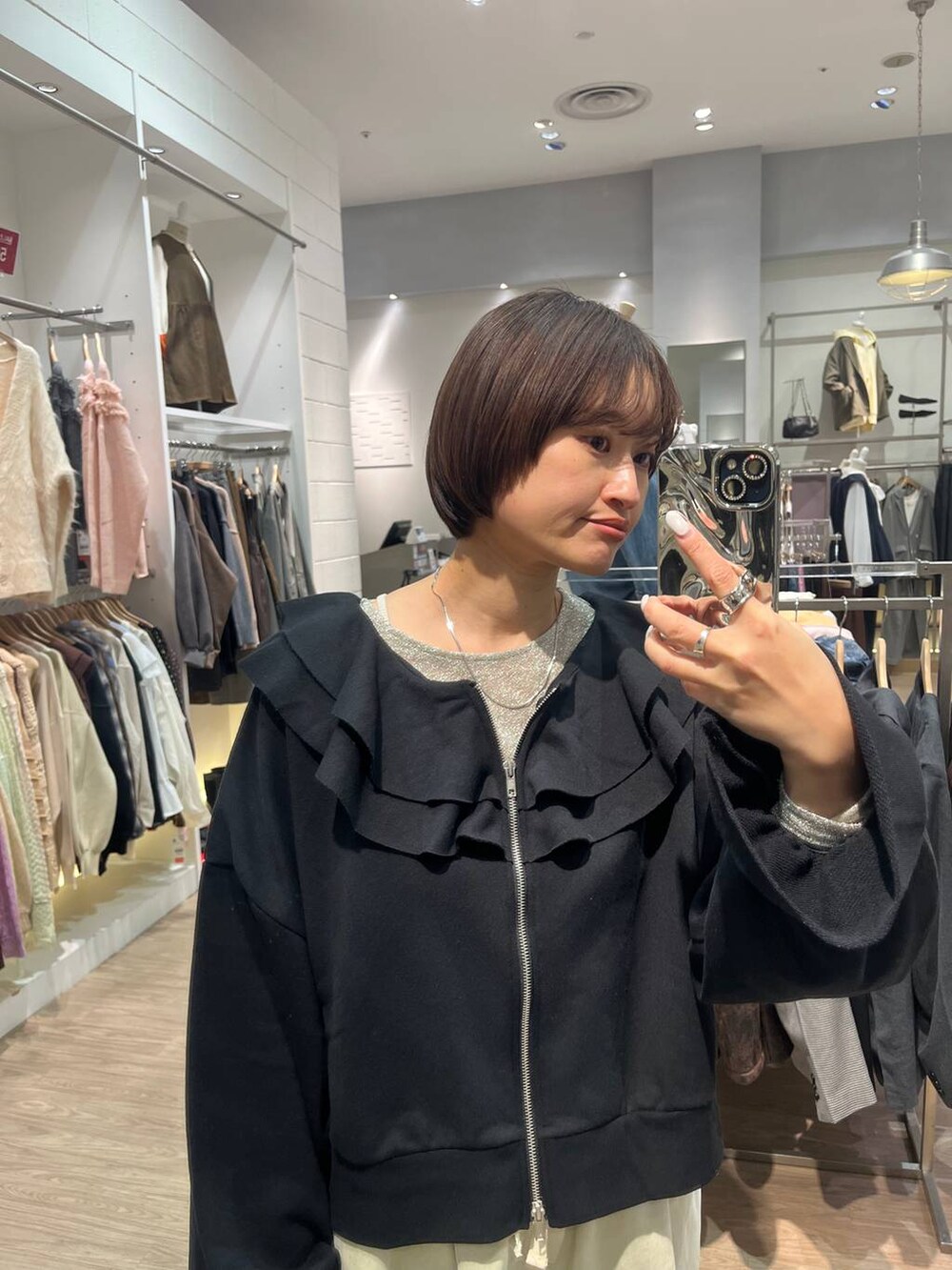 ブラック系のスウェット、ホワイト系のTシャツ/カットソーを着用したレディースの冬コーディネートの4枚目の写真