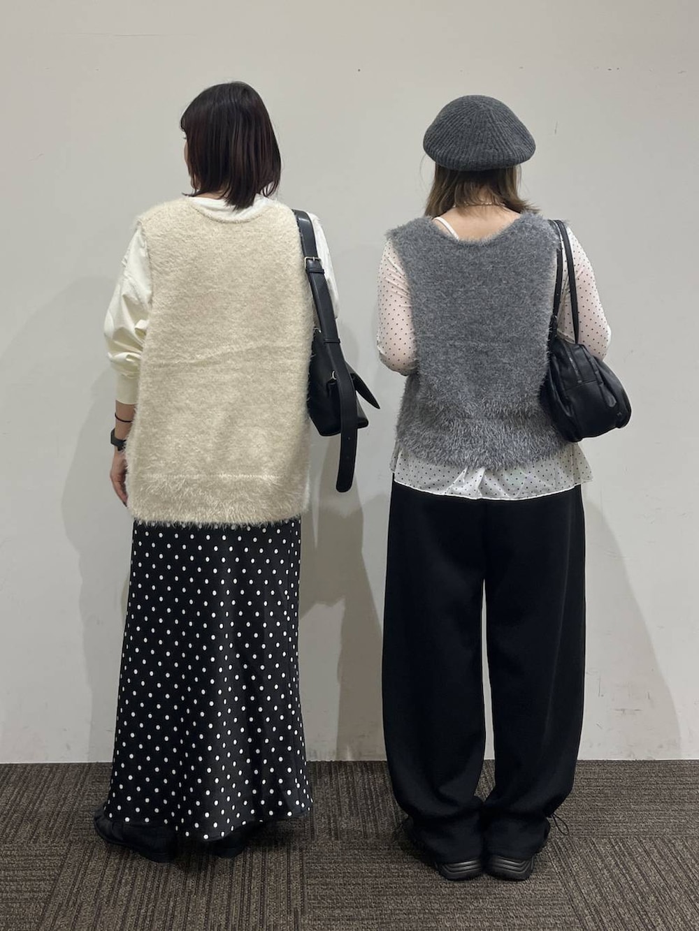ブラック系のスウェットパンツ、ブラック系のショルダーバッグ、ブラック系のボストンバッグを着用したレディースの秋コーディネートの5枚目の写真