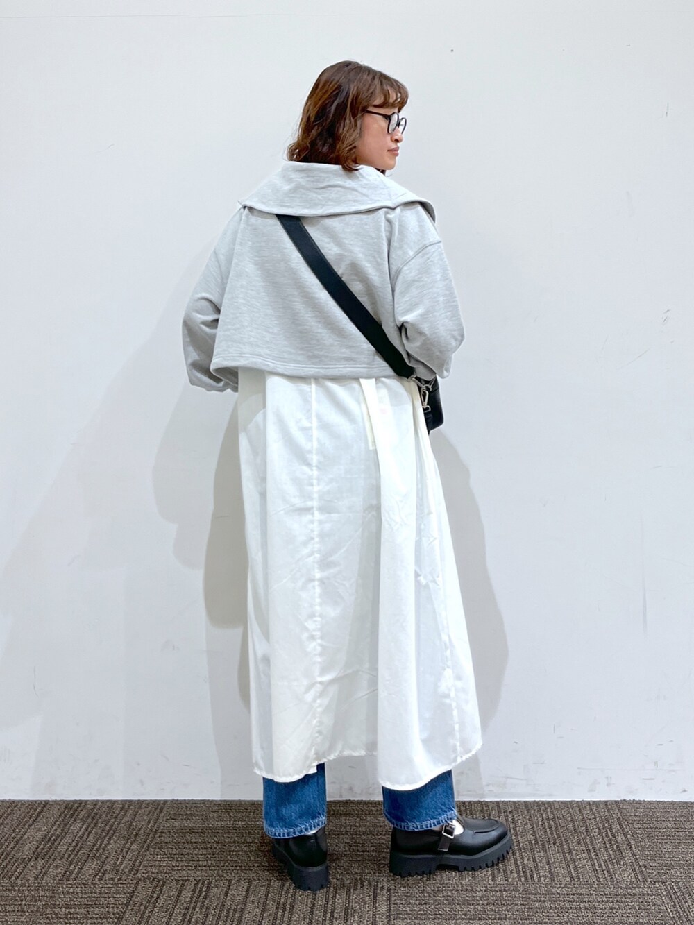 ブラック系のシューズ、ブラック系のショルダーバッグ、グレー系のワンピース/ドレスを着用したレディースの春コーディネートの3枚目の写真