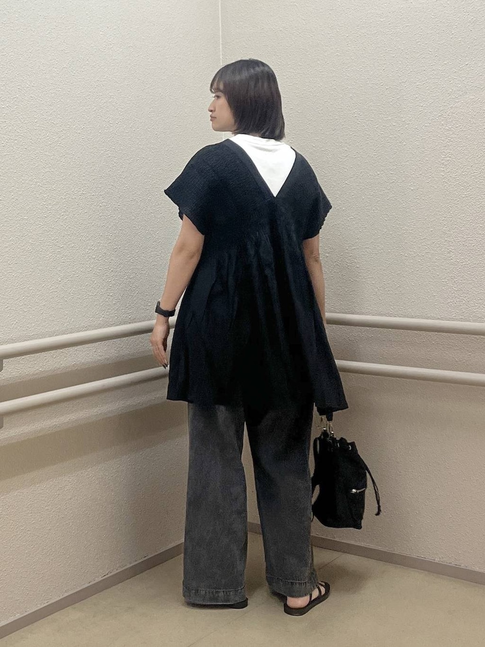 ブラック系のシャツ/ブラウス、ブラック系のデニムパンツ、ホワイト系のTシャツ/カットソーを着用したレディースの夏コーディネートの4枚目の写真