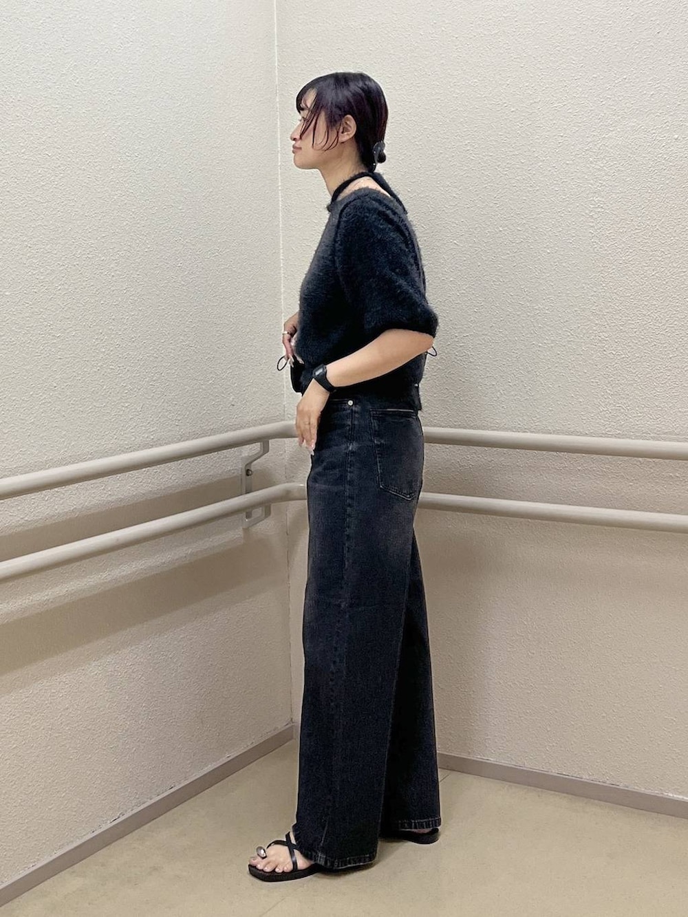 グレー系のカーディガン/ボレロ、ブラック系のデニムパンツ、ブラック系のサンダルを着用したレディースの夏コーディネートの3枚目の写真