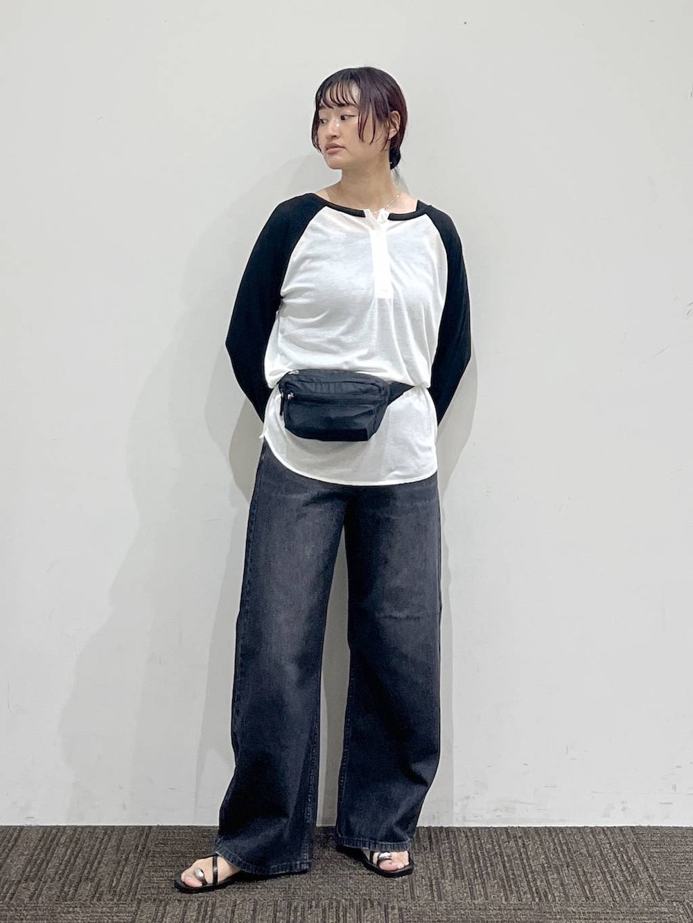 ホワイト系のTシャツ/カットソー、ブラック系のタンクトップ、ブラック系のデニムパンツを着用したレディースの夏コーディネートの2枚目の写真