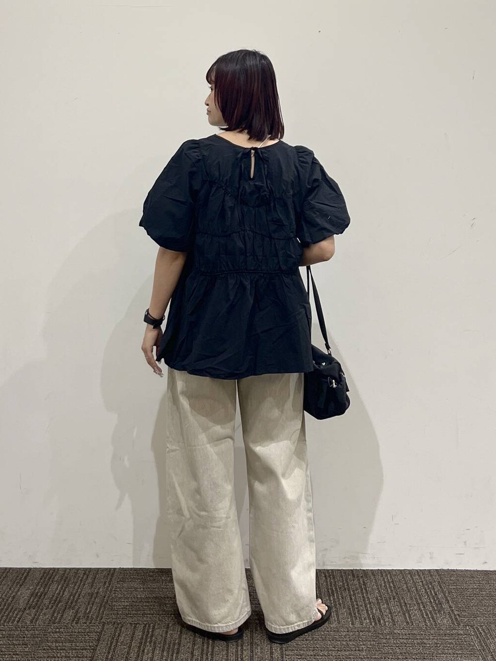 ブラック系のシャツ/ブラウス、ベージュ系のデニムパンツ、ブラック系のサンダルを着用したレディースの夏コーディネートの4枚目の写真