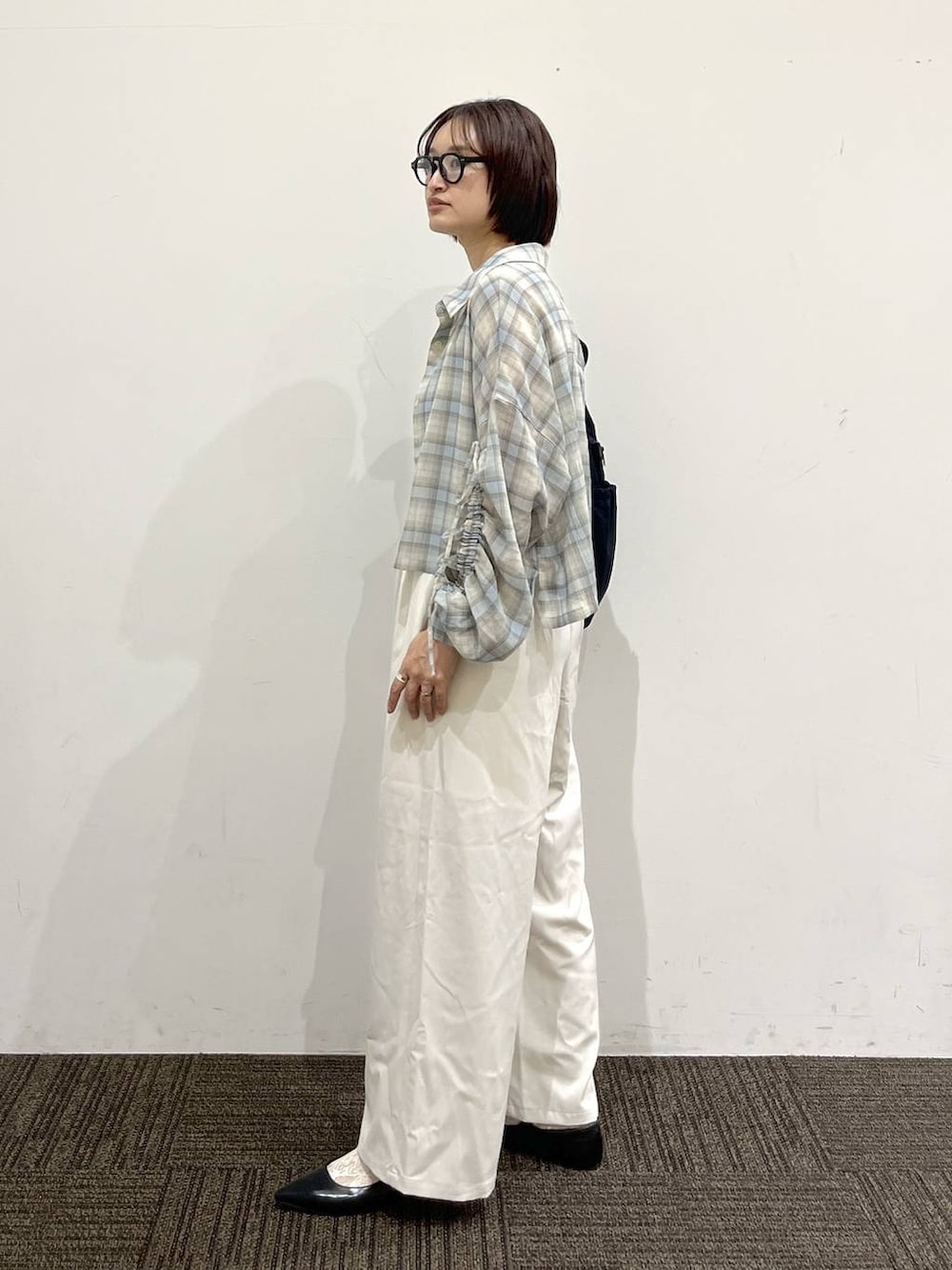 ホワイト系のTシャツ/カットソー、ホワイト系のその他パンツ、ブラック系のパンプスを着用したレディースの春コーディネートの3枚目の写真