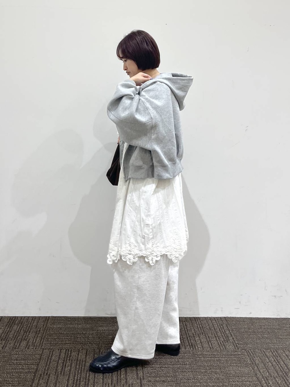 ブラック系のTシャツ/カットソー、グレー系のスウェットパンツ、グレー系のパーカーを着用したレディースの春コーディネートの4枚目の写真