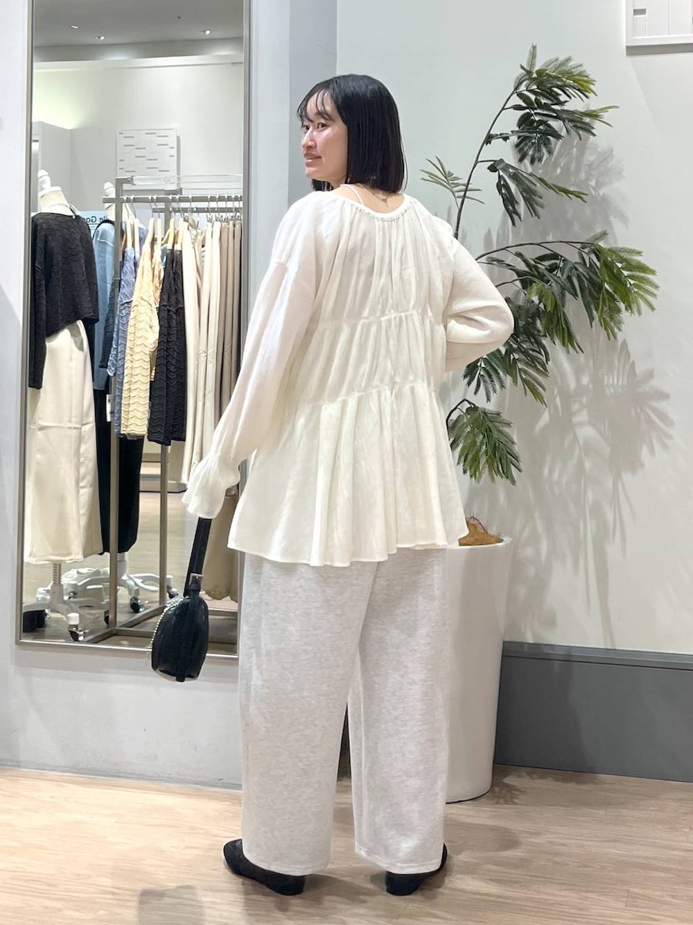 「ベーシック/シンプル、着痩せ・細見え、ママコーデ、ローリーズスタイル_LOWRYS FARM、カジュアル、LOWRYS FARM、ブラウス、春コーデ、パンツ、体型カバー、大人女子カジュアル_LOWRYS FARM、大人カジュアル」|「LOWRYS FARMのヨウリュウシャーリングブラウスLS 106514(シャツ/ブラウス、ホワイト系)」を使った、SAKOさん(レディース・160cm)の春コーディネートの5枚目の写真