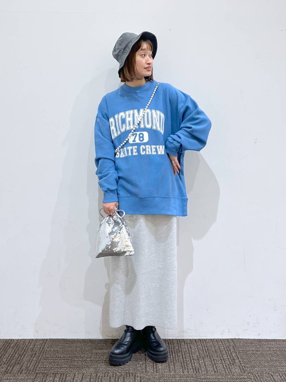 「LOWRYS FARM、カジュアル、スウェット、スカート、冬コーデ、春コーデ、ベーシック/シンプル、着痩せ・細見え、ママコーデ、ローリーズスタイル_LOWRYS FARM、大人女子カジュアル_LOWRYS FARM」|「LOWRYS FARMのカットリブタイトスカート 103920(スカート、グレー系)」を使った、SAKOさん(レディース・160cm)の冬コーディネートの2枚目の写真