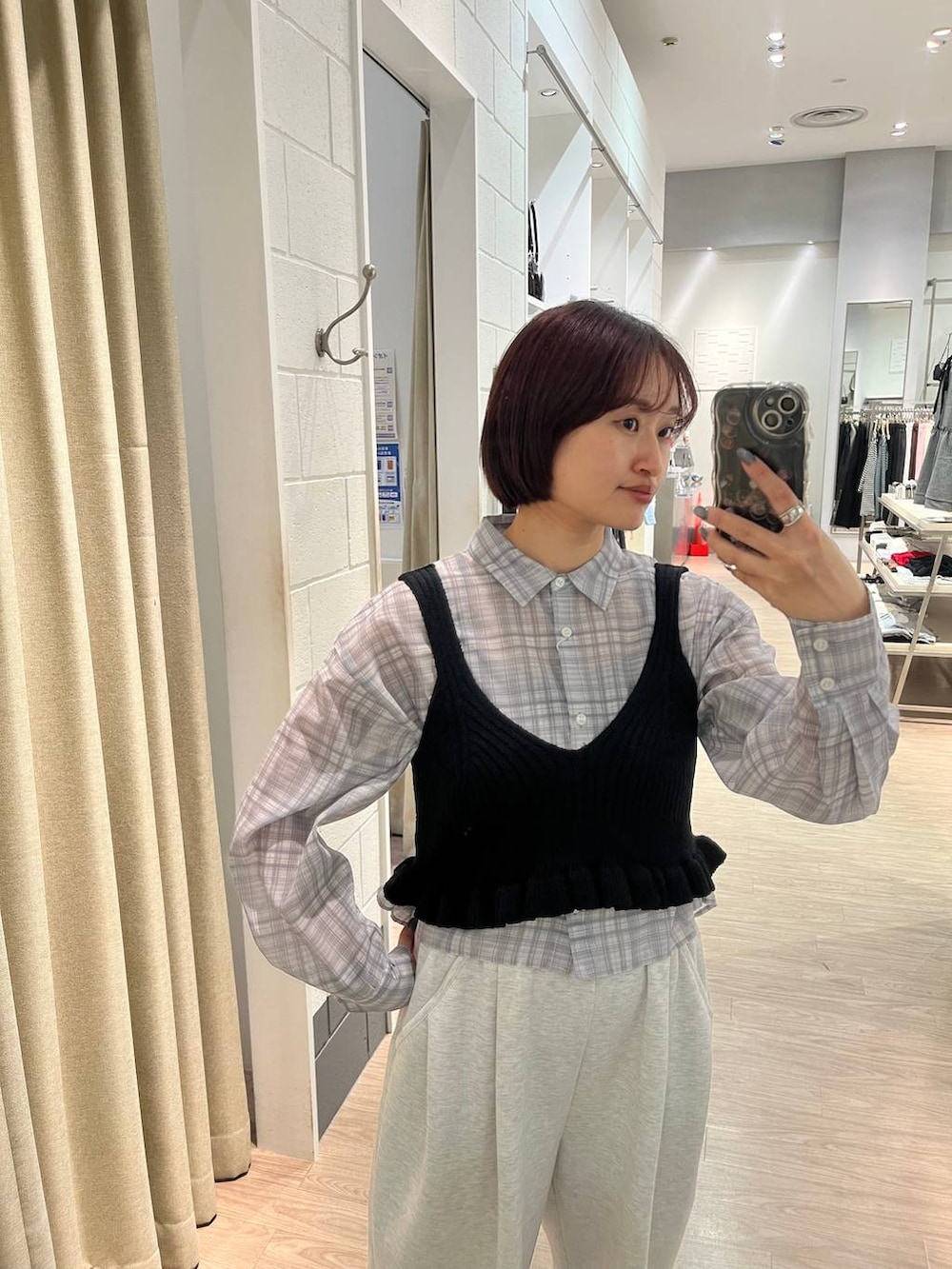 グレー系のスウェットパンツ、その他のシャツ/ブラウス、ブラック系のニット/セーターを着用したレディースの春コーディネートの3枚目の写真