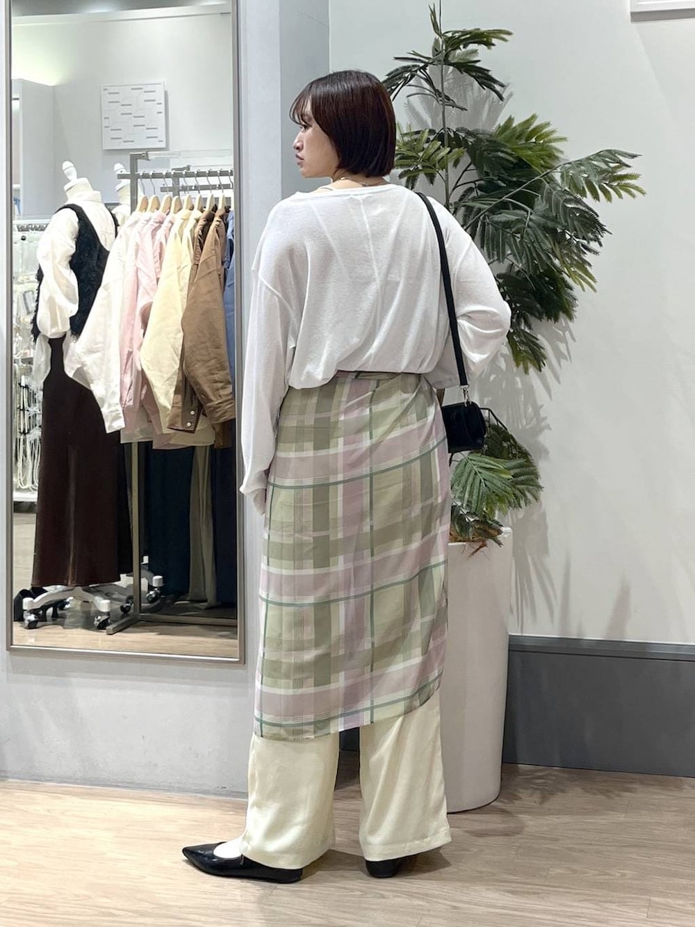 ホワイト系のTシャツ/カットソー、ブラック系のパンプス、イエロー系のその他パンツを着用したレディースの春コーディネートの4枚目の写真