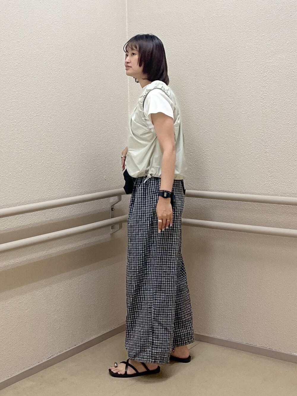 グリーン系のシャツ/ブラウス、ホワイト系のTシャツ/カットソー、ブラック系のボディバッグ/ウエストポーチを着用したレディースの夏コーディネートの3枚目の写真