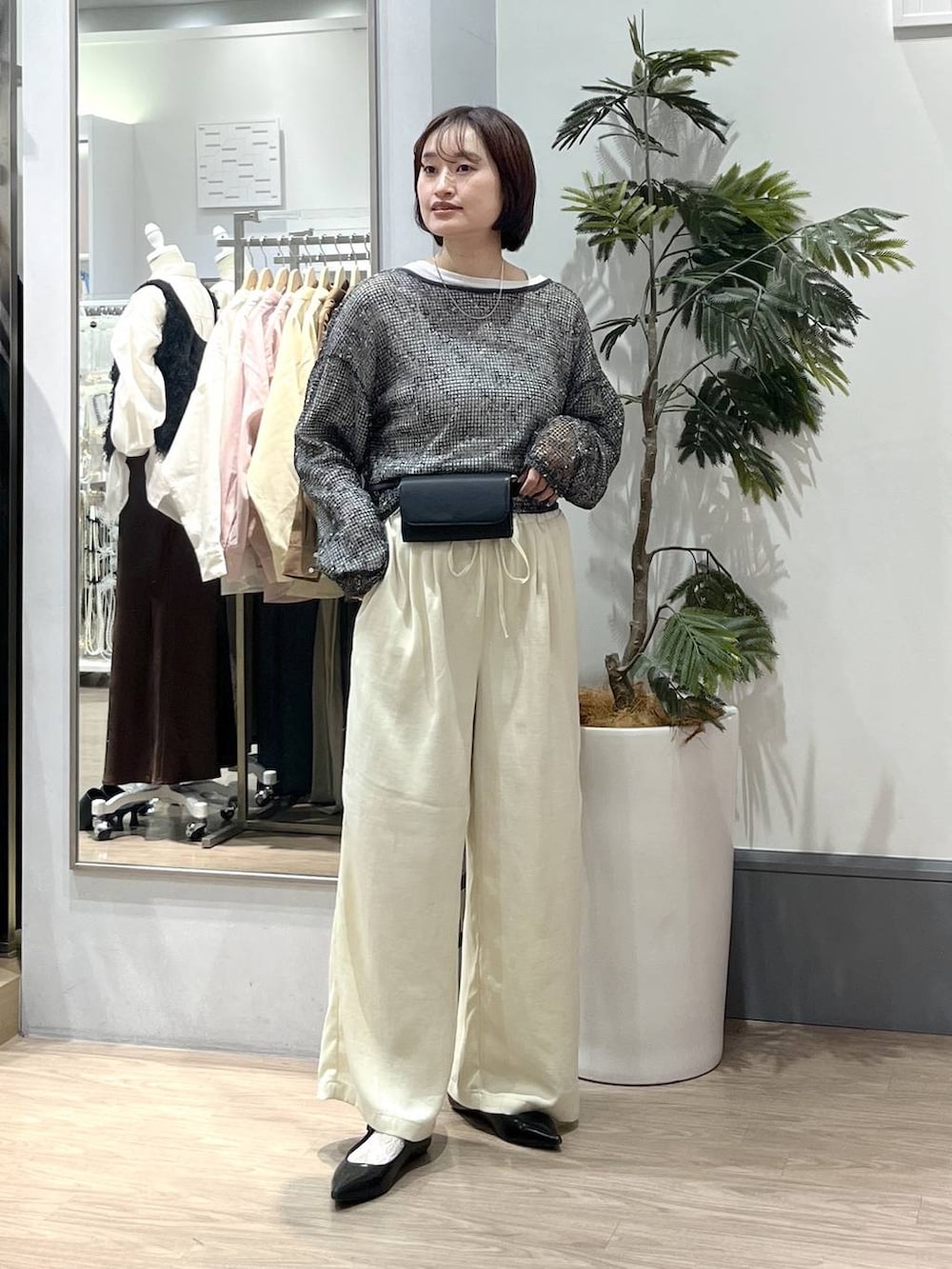 ホワイト系のTシャツ/カットソー、ブラック系のパンプス、イエロー系のその他パンツを着用したレディースの春コーディネートの2枚目の写真