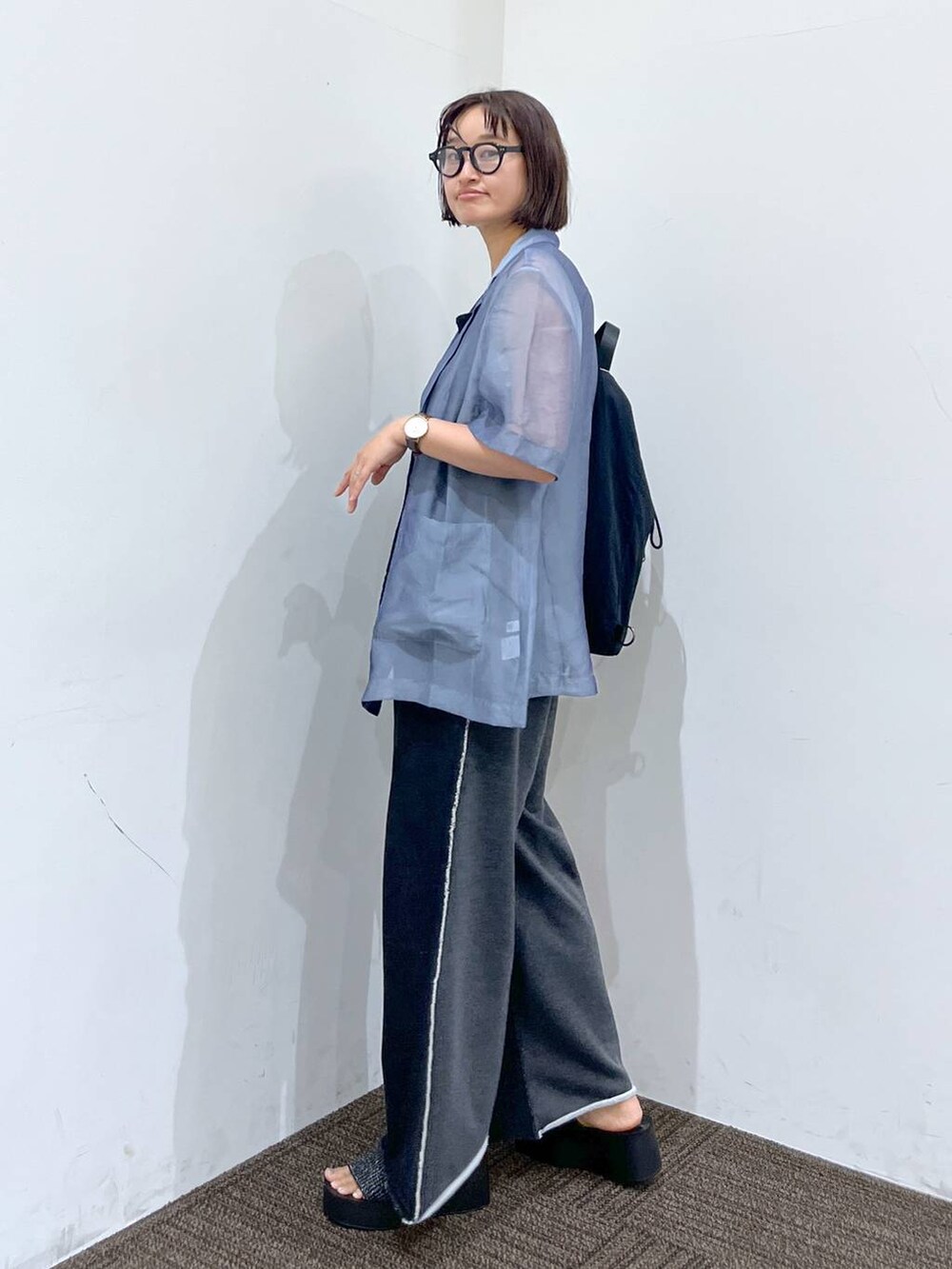 ブラック系のサンダル、ブラック系のショルダーバッグ、ブラック系のタンクトップを着用したレディースの夏コーディネートの3枚目の写真