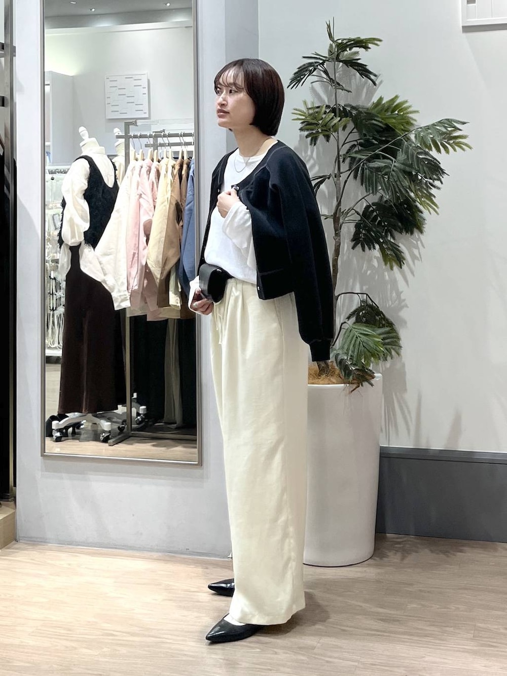 ホワイト系のTシャツ/カットソー、ブラック系のパンプス、イエロー系のその他パンツを着用したレディースの春コーディネートの4枚目の写真