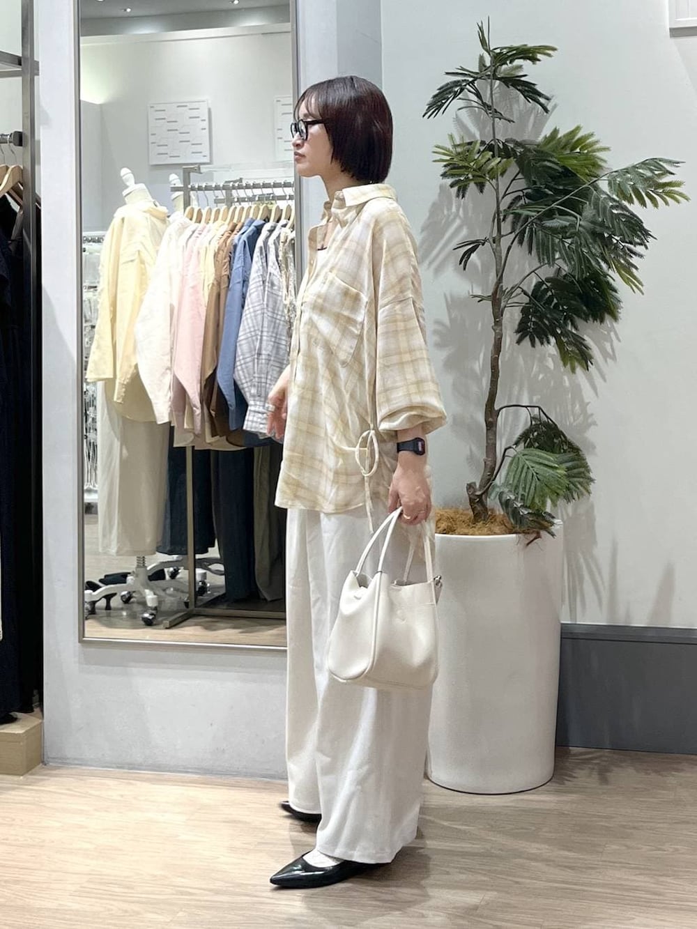 ホワイト系のその他パンツ、ホワイト系のショルダーバッグ、ブラック系のパンプスを着用したレディースの春コーディネートの3枚目の写真