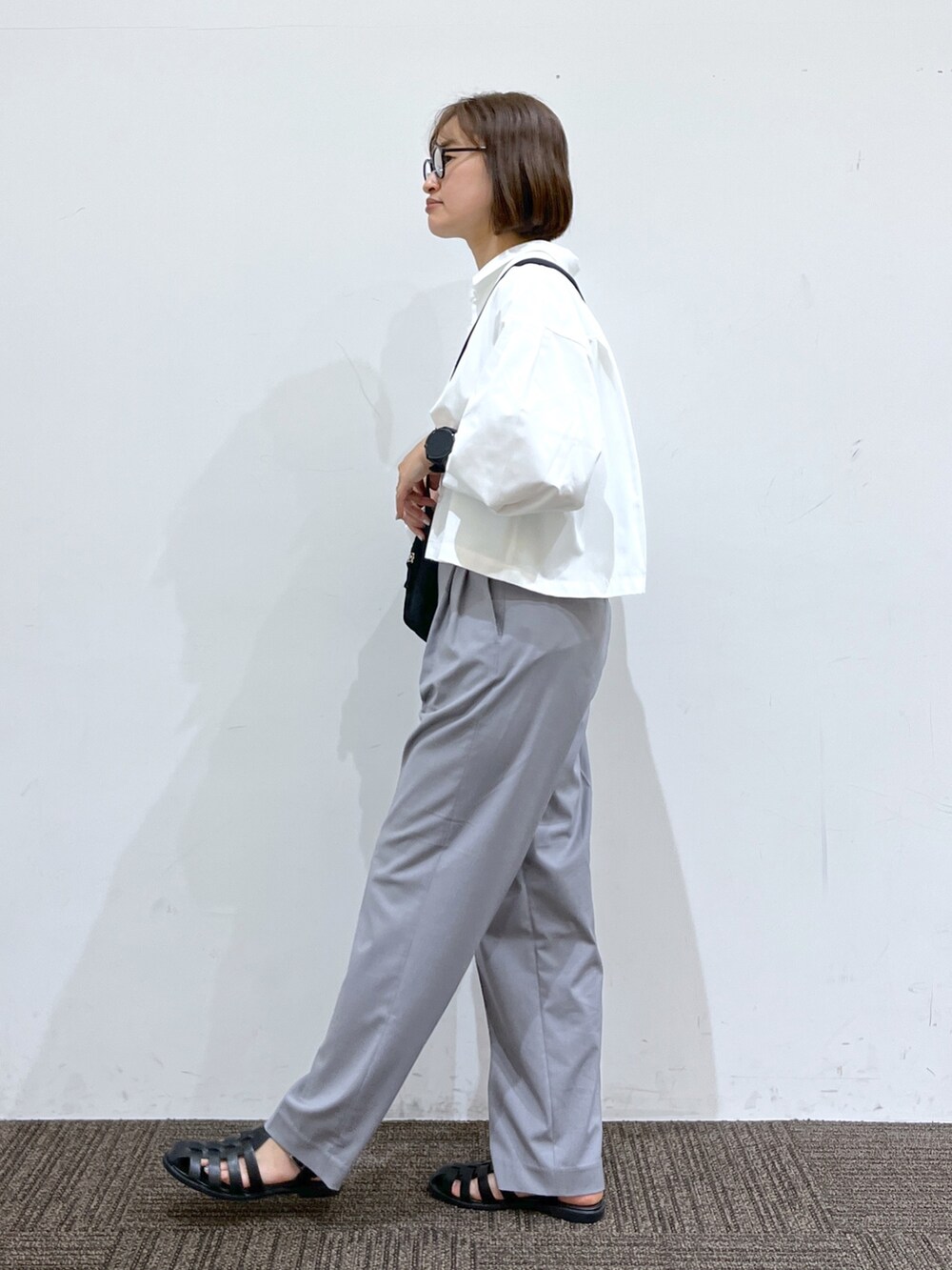 ホワイト系のTシャツ/カットソー、ホワイト系のシャツ/ブラウス、グレー系のパンツを着用したレディースの春コーディネートの3枚目の写真