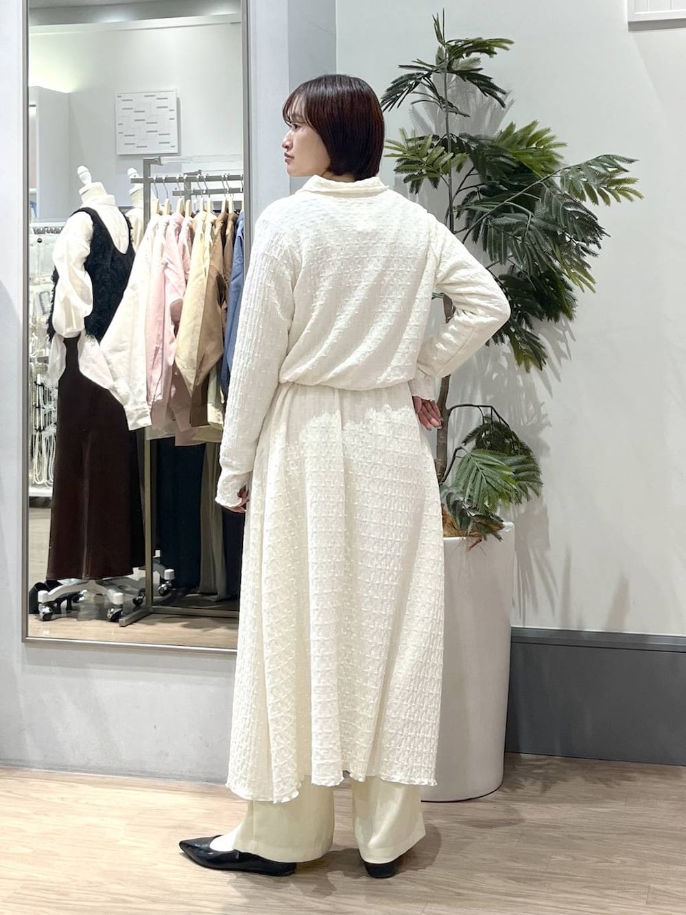 ホワイト系のTシャツ/カットソー、ブラック系のパンプス、イエロー系のその他パンツを着用したレディースの春コーディネートの5枚目の写真