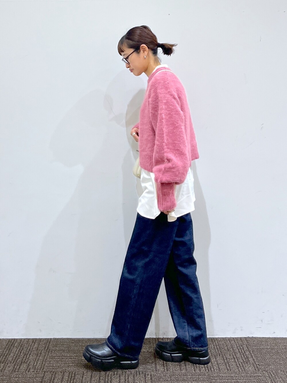 ブラック系のブーツ、ブルー系のパンツ、ホワイト系のシャツ/ブラウスを着用したレディースの冬コーディネートの2枚目の写真