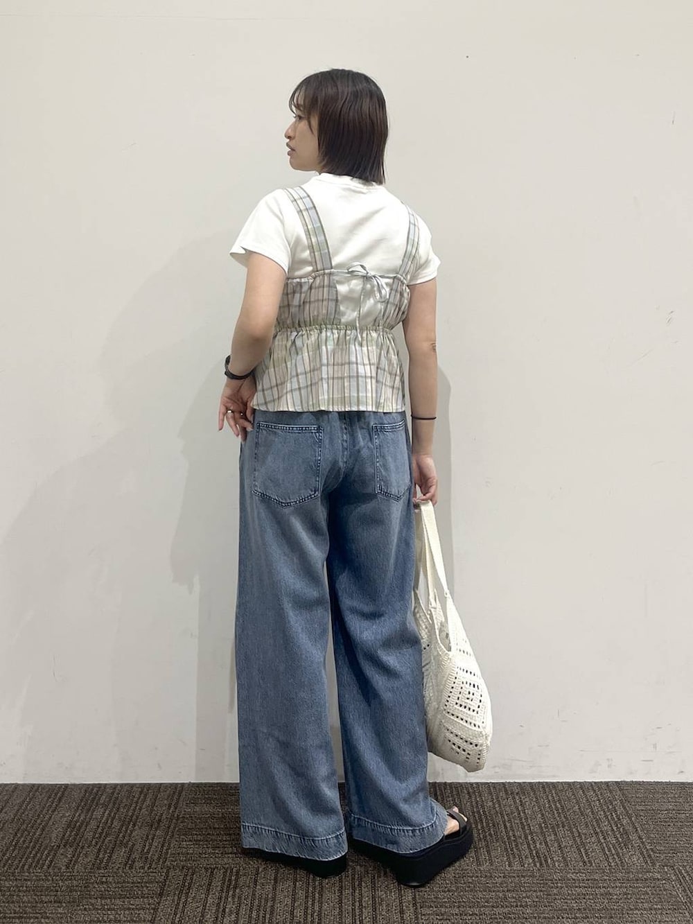 ブルー系のデニムパンツ、ブルー系のその他トップス、ホワイト系のTシャツ/カットソーを着用したレディースの夏コーディネートの4枚目の写真