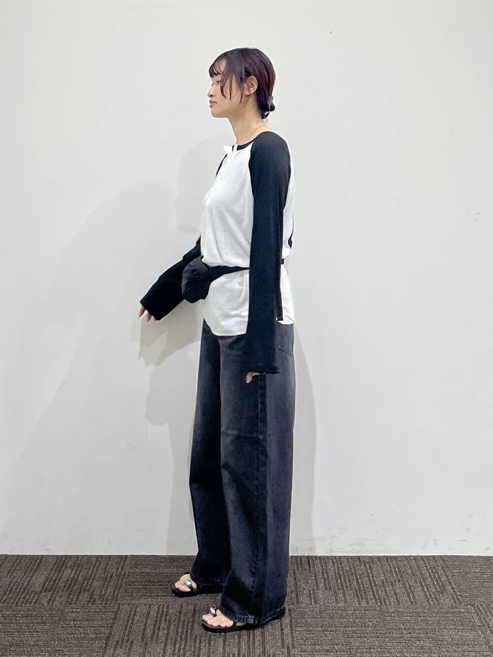 ホワイト系のTシャツ/カットソー、ブラック系のタンクトップ、ブラック系のデニムパンツを着用したレディースの夏コーディネートの3枚目の写真