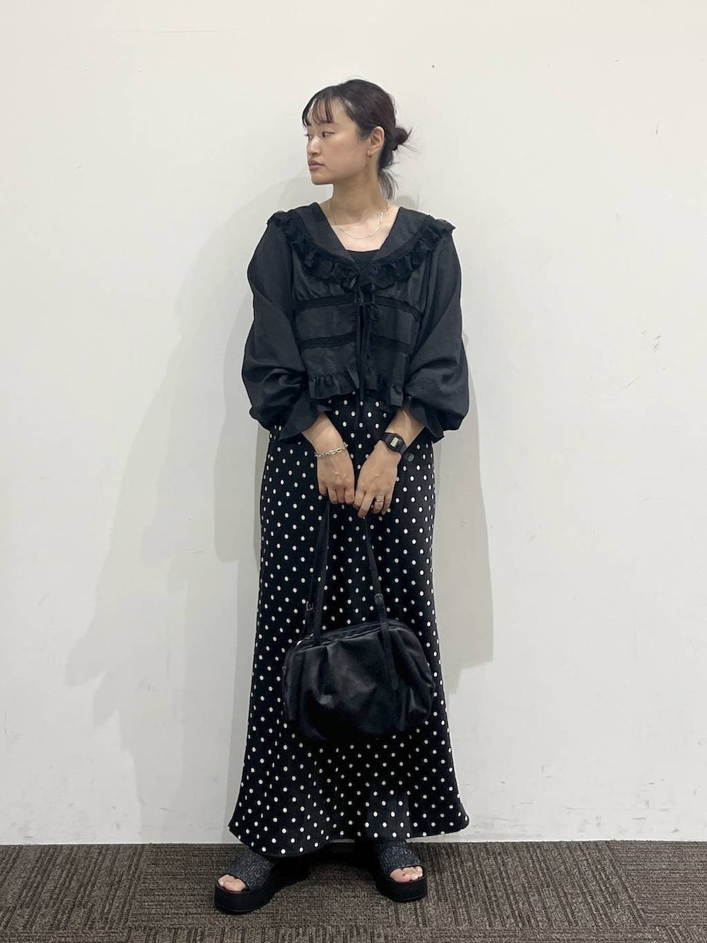 ブラック系のボストンバッグ、ブラック系のシャツ/ブラウス、ブラック系のスカートを着用したレディースの夏コーディネートの3枚目の写真
