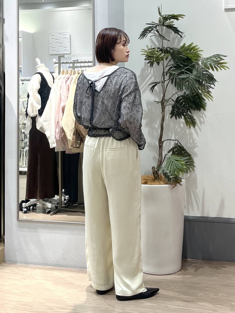 ホワイト系のTシャツ/カットソー、ブラック系のパンプス、イエロー系のその他パンツを着用したレディースの春コーディネートの5枚目の写真