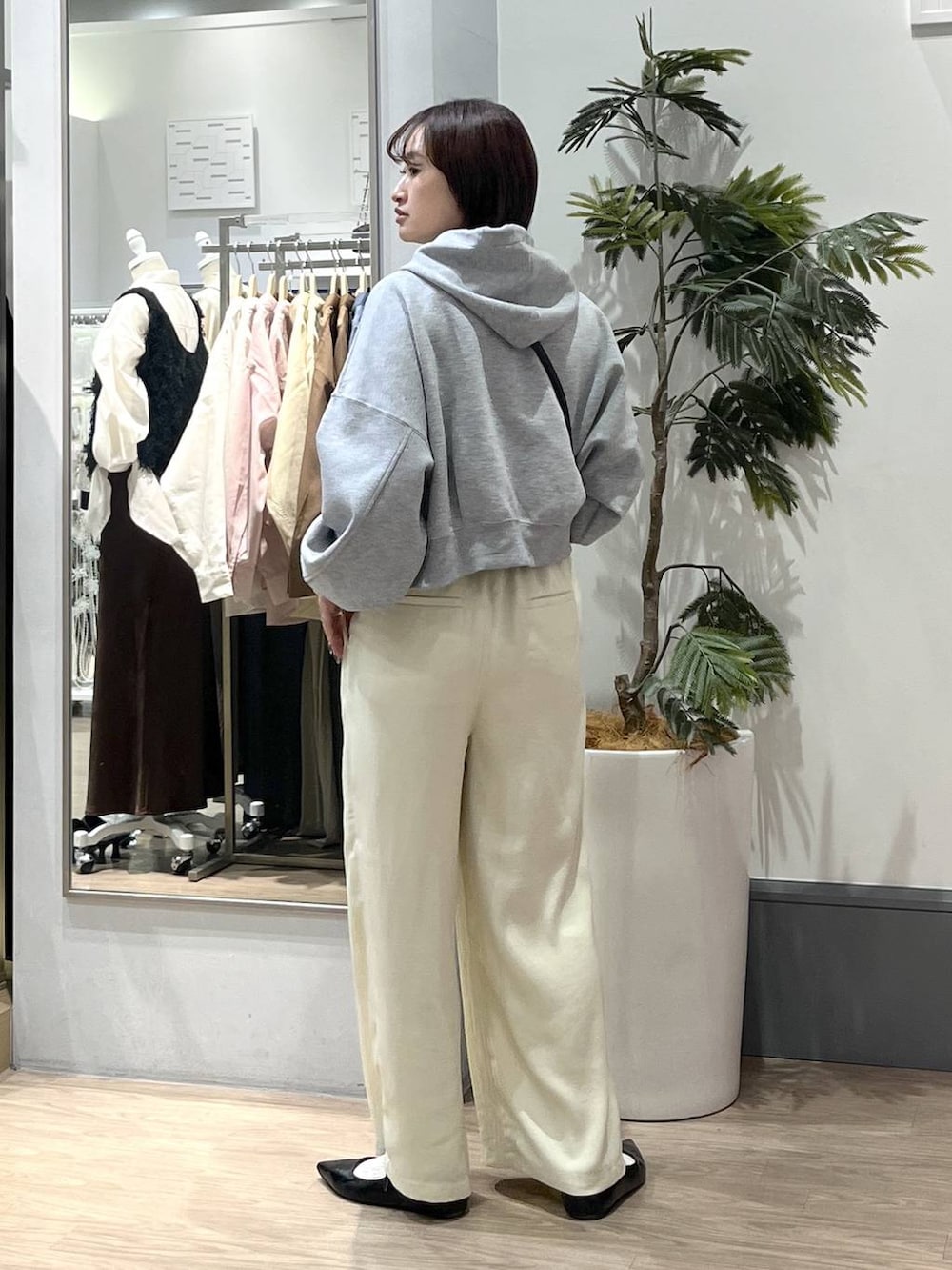 ホワイト系のTシャツ/カットソー、ブラック系のパンプス、グレー系のパーカーを着用したレディースの春コーディネートの5枚目の写真