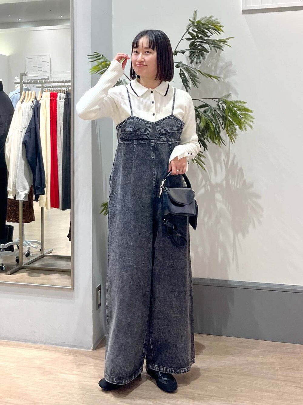 「ママコーデ、カジュアル、ベーシック/シンプル、着痩せ・細見え、ローリーズスタイル_LOWRYS FARM、LOWRYS FARM、サロペット、春コーデ、体型カバー、大人女子カジュアル_LOWRYS FARM、大人カジュアル」｜「LOWRYS FARMのＣＯＮＥデニムサロペット 247262（サロペット/オーバーオール、ブラック系）」を使った、SAKOさん（レディース・160cm）の冬コーディネートの2枚目の写真