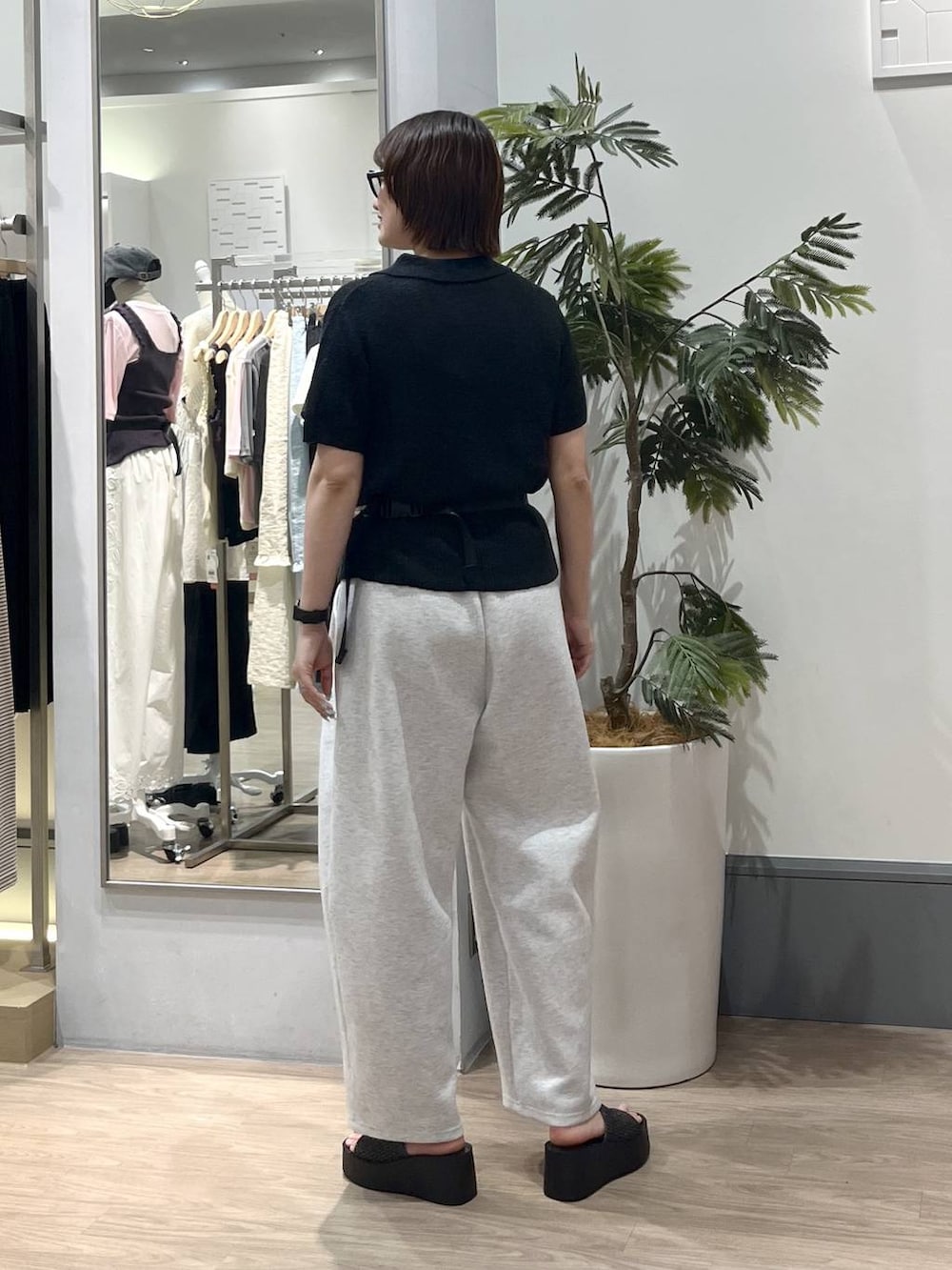 グレー系のスウェットパンツ、ブラック系のボディバッグ/ウエストポーチ、ブラック系のサンダルを着用したレディースの春コーディネートの4枚目の写真